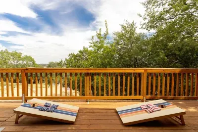 Relax on your private balcony with sweeping Hill Country views. Surrounded by cedar and oak trees, you’ll enjoy privacy and a glimpse of the shimmering lake in the distance, the perfect backdrop for coffee, wine, or quiet relaxation.