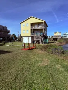 Bright coastal home features spacious balconies, water views, and direct nature access for a peaceful retreat.