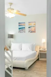 Queen sized bed with two twin size bunkbeds.   Great place for a small family to rest up after a wonderful day on the beach.  Located on the main floor with the kitchen, half bath, and living room.