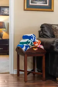 Beach-ready extras are waiting for you! Enjoy fresh towels and a cozy, welcoming living space—perfect for getting settled in and heading out for a fun day in the sun.