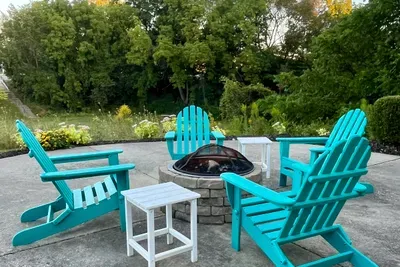 Relax by the campfire on the communal patio. This is the ideal spot to roast marshmallows, tell stories, and unwind after a day filled with adventures in South Haven.