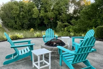 Relax by the campfire on the communal patio. This is the ideal spot to roast marshmallows, tell stories, and unwind after a day filled with adventures in South Haven.