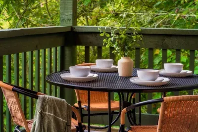 Let's have breakfast on the deck.