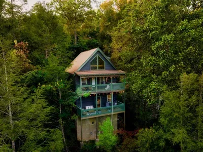 This is what a mountain cabin is suppose to feel like.