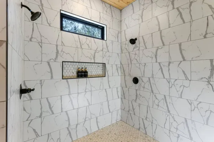 [Full Bath] Massive double showers for your enjoyment