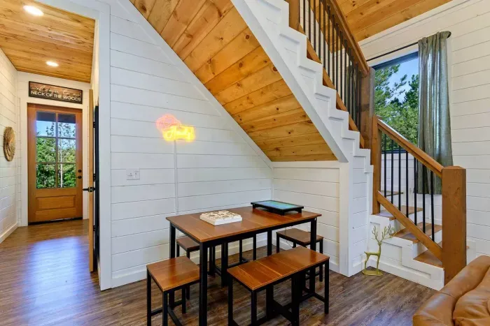 [Dining Area] Fits 6 people, with welcome 'Howdy' sign