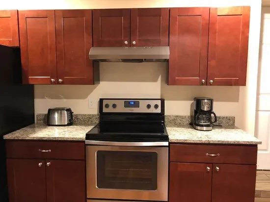 109S2.1 | The Strathmore 2 | 3BR 2B w/AC | Room #1
