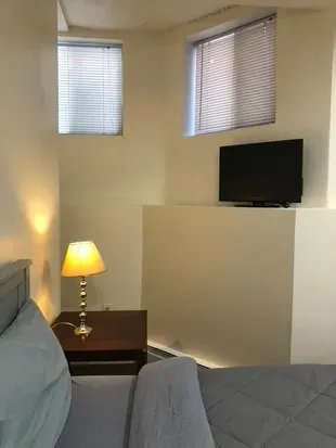 109S3.1 | The Strathmore 3 | 2BR 2B w/AC | Room #1
