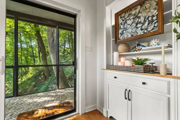 With floor to ceiling views and wide open spaces, we can’t quite tell where the walls end and the outdoors begin—and that’s exactly how we like it.