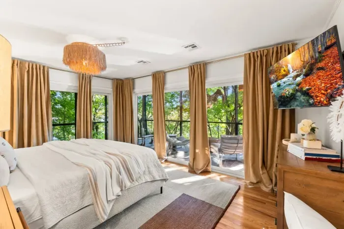 Wake up in the trees with panoramic views of the Holston River—nature feels close enough to touch from the comfort of your bed.  Complete with extras -- Sonos and phone chargers for your use.