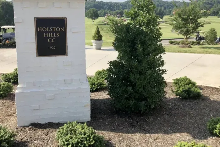 Stay in the trees, play on the fairways—this one-of-a-kind treehouse is just a short drive from the prestigious Holston Hills Country Club (members only or guests accompanied by members).  Perfect for golfers and getaway seekers alike.