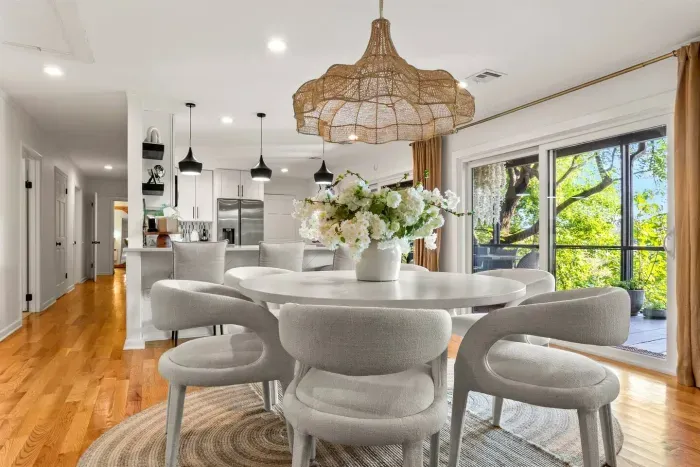 Seat six comfortably inside—or head outdoors for a meal surrounded by nature. Either way, you’ll dine in style.