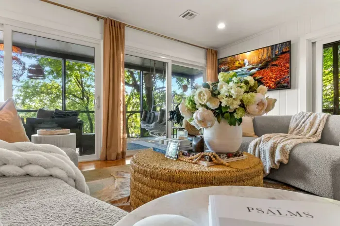 Bringing the outdoors in for you, this treetop escape offers breathtaking views of the Holston River right from the living space.