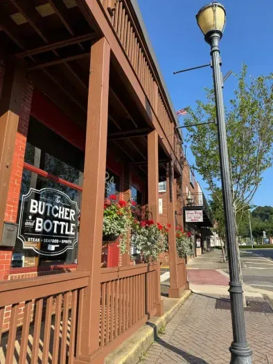 Stroll through Ellijay’s quaint downtown filled with cute boutiques, cozy cafés, and local restaurants. With friendly faces and small-town charm at every corner, it’s the perfect place to relax and explore.