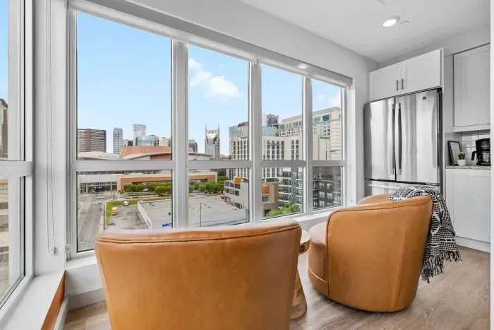 Panoramic views of the MUSIC CITY skyline. Perfect for that morning cup of coffee or an evening cocktail -- these may be our favorite seats in the whole unit!