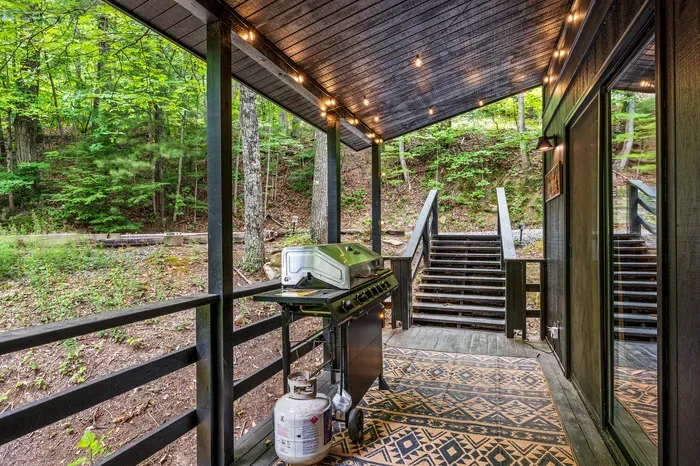 Steps straight down to the gravel drive, so groceries go from car to grill without a hike.
