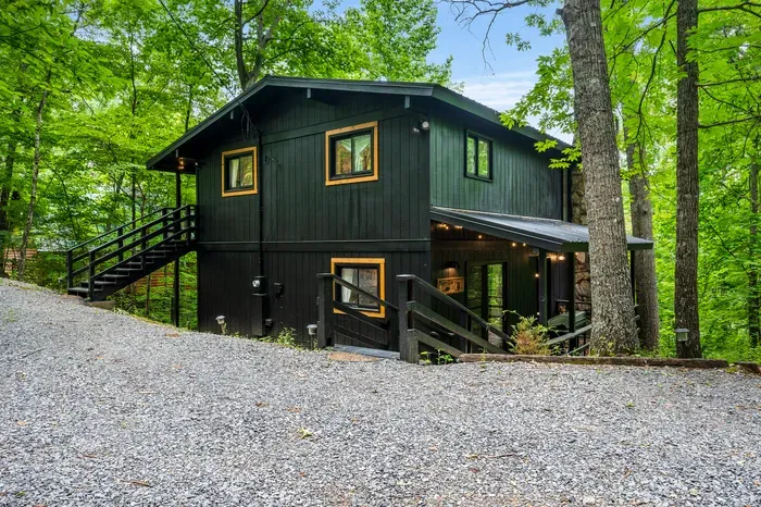 Level gravel parking right at the door — no cliff-edge driveway, no mountain-road anxiety. Pull in, unload, done.