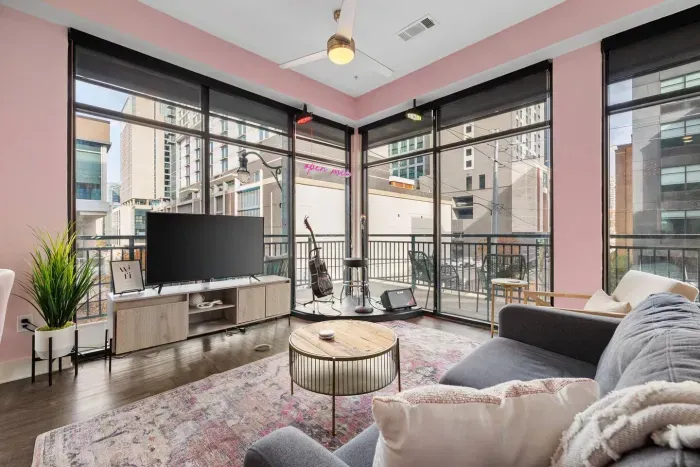These city views are IT and we are here for it!
