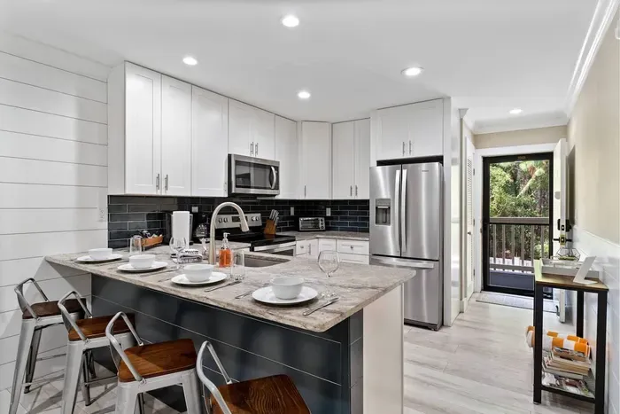 Spend time together while cooking and dine or have drinks at the breakfast bar.