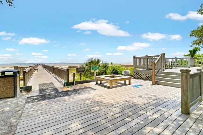 Wonderful entrance to the beach including read/observation deck