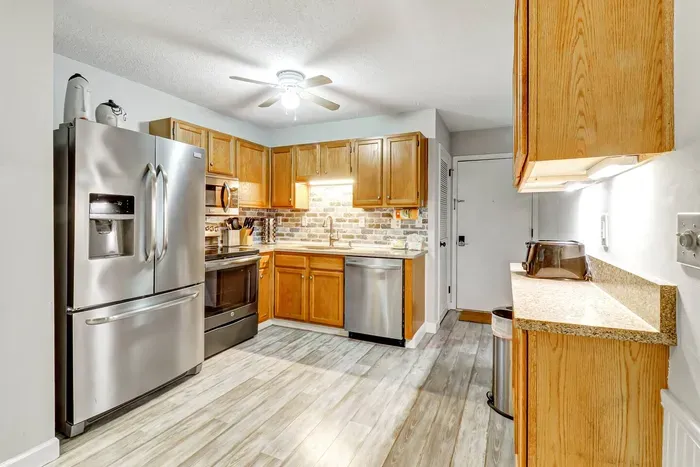 This kitchen transformation ensures a harmonious blend of modern conveniences and chic design elements.