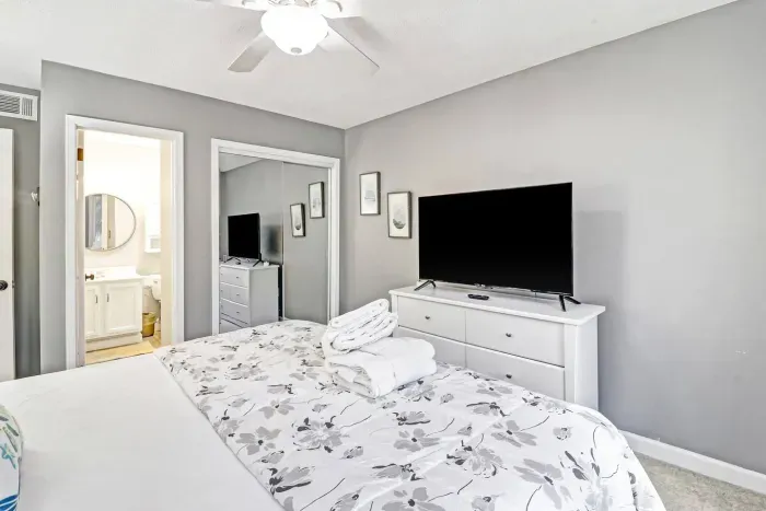 King size bed with perfect bedsheets and pillows.