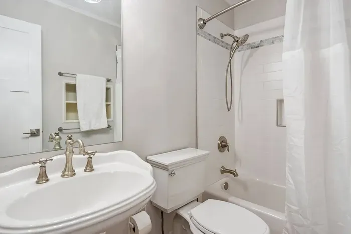 Bathroom connected to the second bedroom