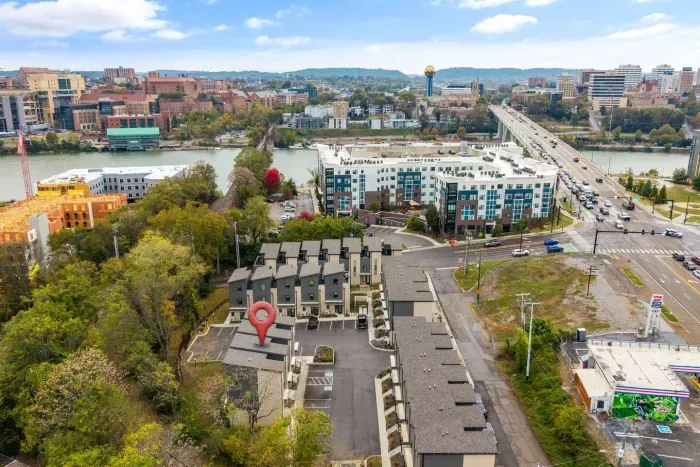 Stay within walking distance of NEYLAND!  Perfect for game days and concerts -- approximately a 20 minute walk across Henley Street bridge.