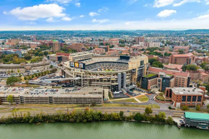 Where Knoxville lights up on game day.  NEYLAND Stadium, downtown dining, and your modern retreat just across the bridge.