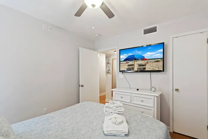 Soft, neutral wall color to enhance the room’s cozy ambiance.