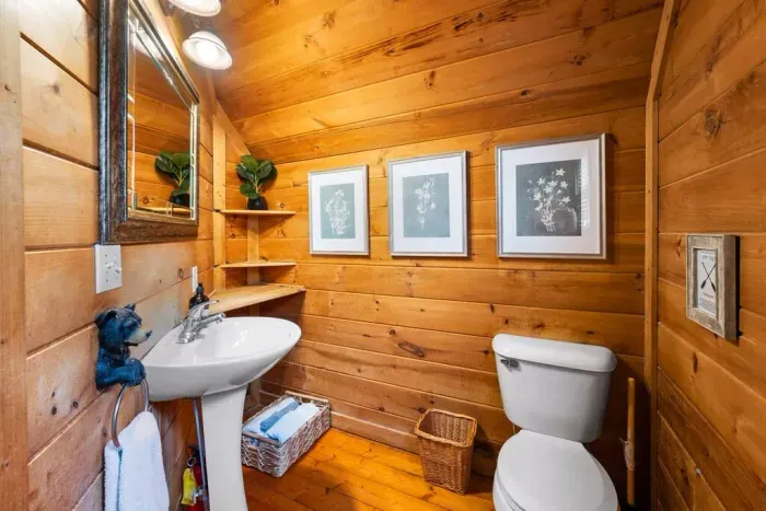 Full bathroom off the loft 