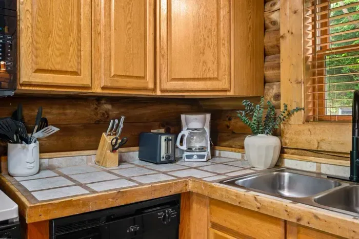 All the kitchen amenities to feel at home 