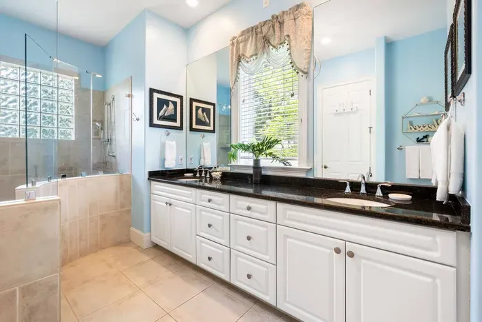 Double sinks mean nobody's waiting their turn on a beach morning.