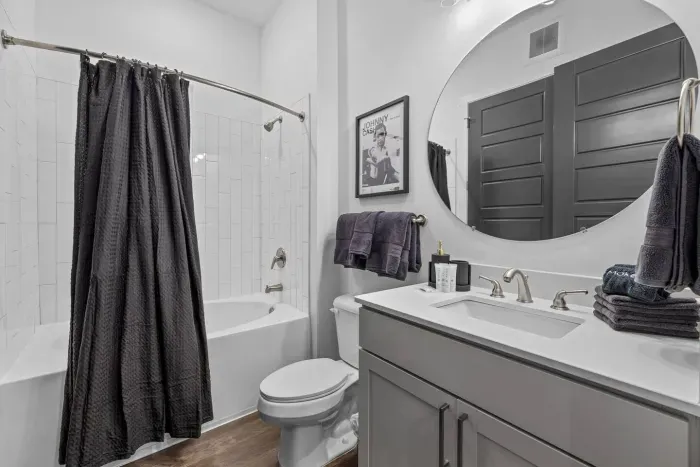 Bathroom to the Johnny bedroom.  Also accessible from the kitchen.