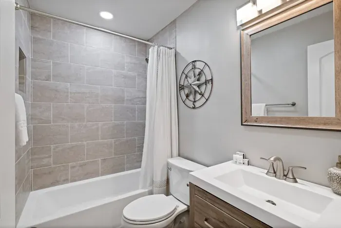 Bathroom connected to the 2nd bedroom