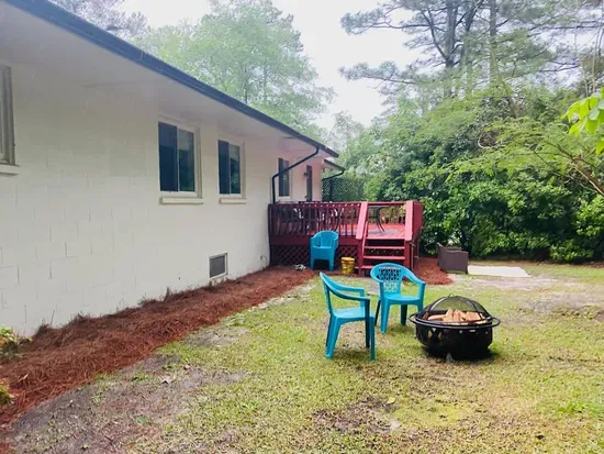 Even on overcast days, guests can cozy up around the firepit to relax and reconnect after a day spent golfing, riding, shopping, or exploring. It’s the perfect place to unwind and share memorable moments together.