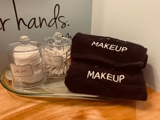 Please use dark towels to remove makeup. 