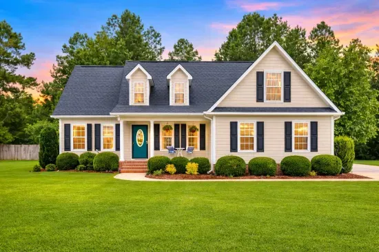 You'll love the curb appeal as you pull into your short term home. 