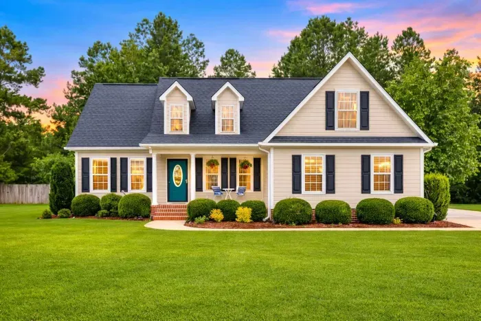 You'll love the curb appeal as you pull into your short term home. 