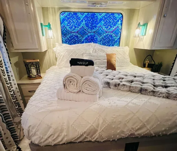 You'll enjoy this comfortable RV bed with four comfortable pillows. It's perfect for solo professional travelers or couples wanting a romantic getaway.