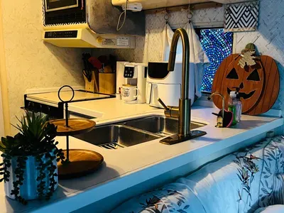 Welcome to your warm and welcoming kitchen — ideal for quiet mornings or cooking together after a day out. The air fryer and K-Cup coffee maker are brand-new, and the dishes were recently refreshed (October 2025). You’ll find all the basics you need.