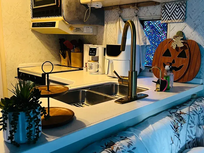 Welcome to your warm and welcoming kitchen — ideal for quiet mornings or cooking together after a day out. The air fryer and K-Cup coffee maker are brand-new, and the dishes were recently refreshed (October 2025). You’ll find all the basics you need.