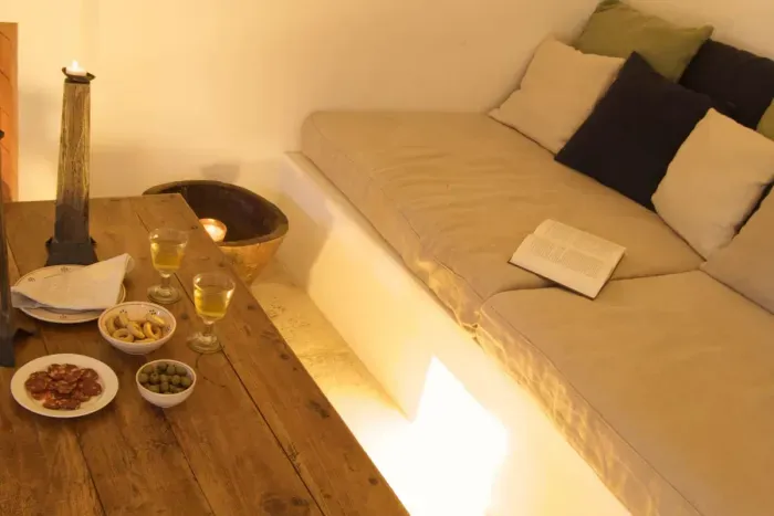 The lounge in the Trullo with two large sofas. These sofas can be turned into comfortable beds by adding an extra mattress (see picture bedroom 2).