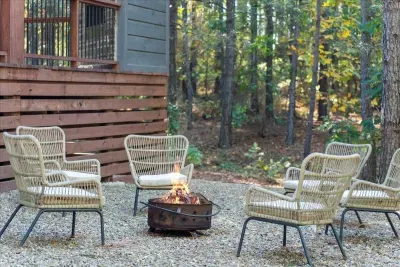 Outdoor Fire Pit Retreat: Gather around the fire pit for starlit evenings in the forest!