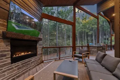 Outdoor Lounge: Enjoy evenings by the fire, with stunning forest views and modern comforts!