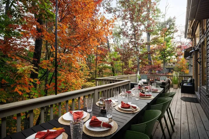 Enjoy meals surrounded by mountain views and colorful forest scenery. The spacious outdoor dining area comfortably seats 10–12 guests — ideal for family dinners or group gatherings.