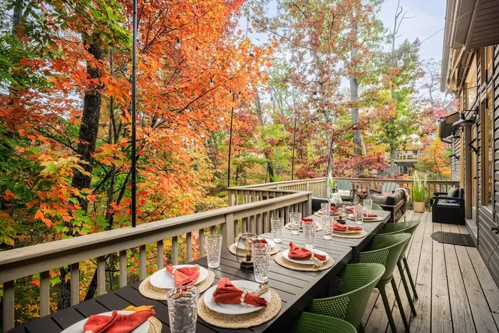 Enjoy meals surrounded by mountain views and colorful forest scenery. The spacious outdoor dining area comfortably seats 10–12 guests — ideal for family dinners or group gatherings.