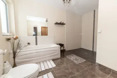 Selshan Lodge - Perfect Villa Escape With Lake View & Hot Tub 20+ - image 117 of 162