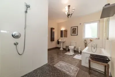 Selshan Lodge - Perfect Villa Escape With Lake View & Hot Tub 20+ - image 116 of 162