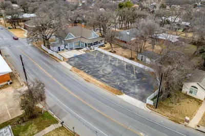 Bird’s-eye view of the spacious parking lot and easy access to The Gallery House